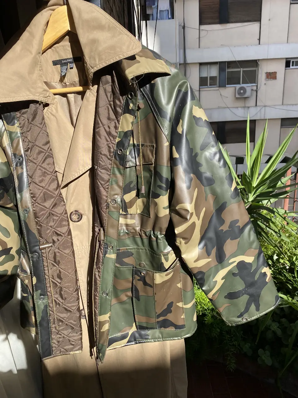 Campera tipo bomber con estampado camuflado y detalles en marrón. Ideal para un look urbano y canchero.