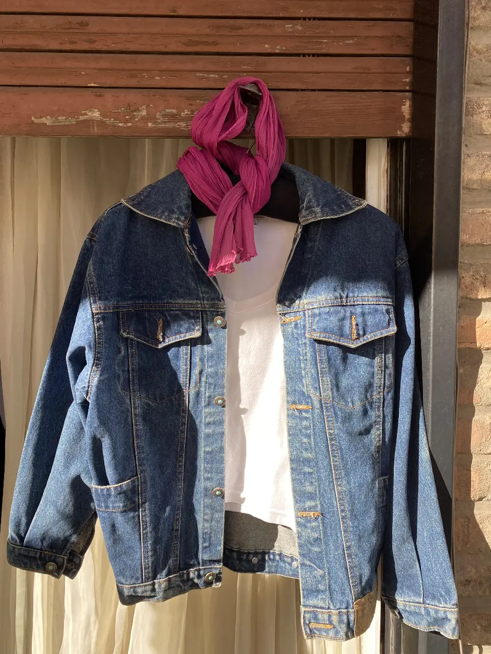 Campera de jean azul, con un corte clásico y bolsillos delanteros. Ideal para un look casual y versátil. Combinala con lo que quieras!