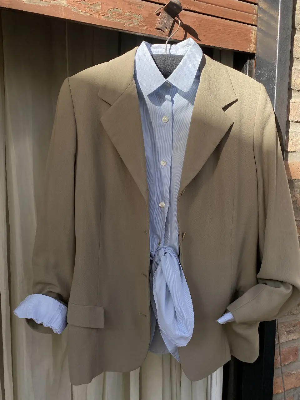 Blazer color khaki con camisa celeste a rayas. Ideal para un look elegante y sofisticado.