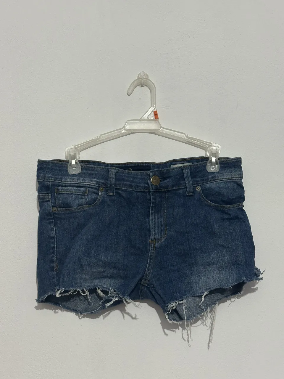 Short de jean azul, tiro medio/bajo. Kevingston Talle 27.