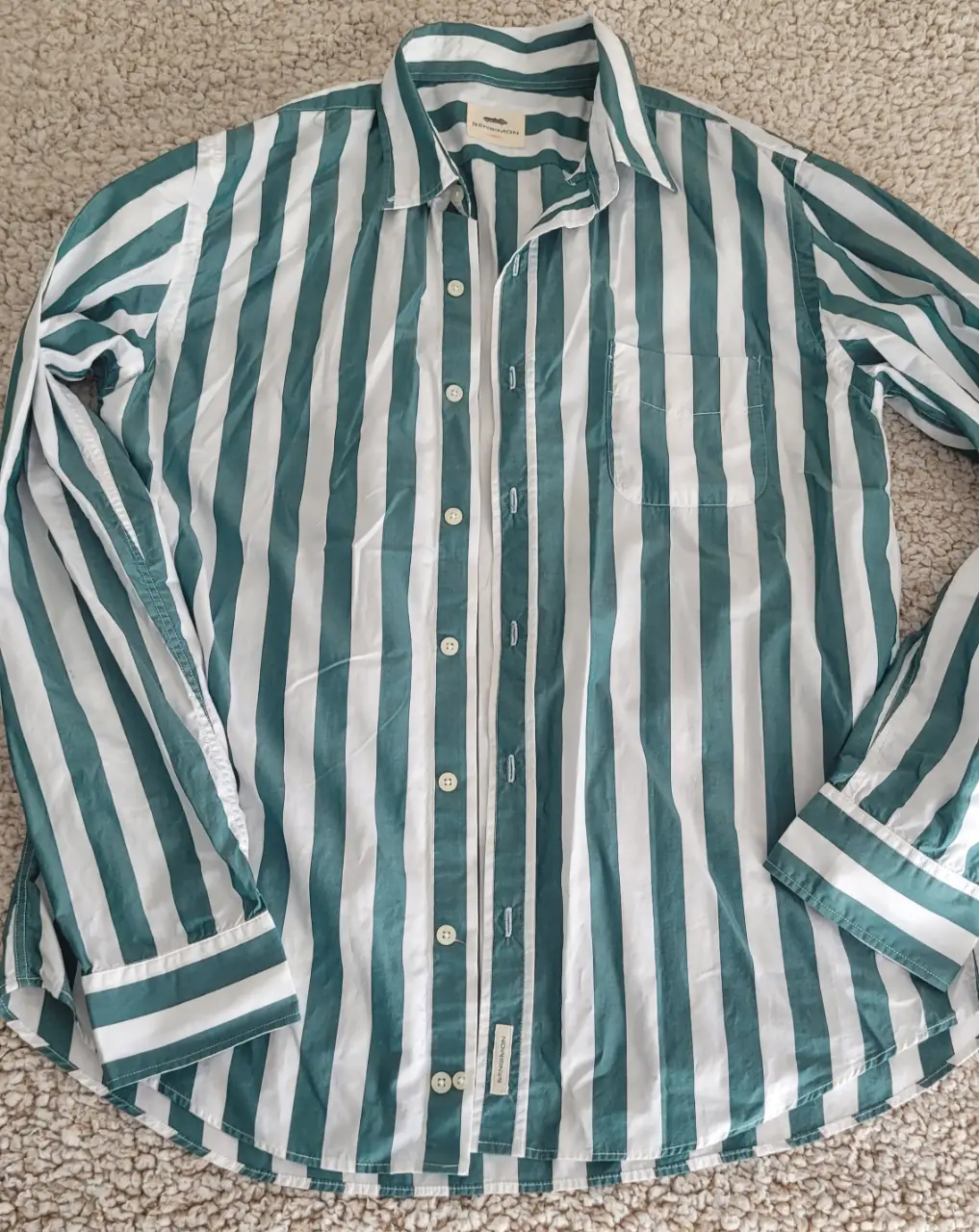 Camisa a rayas de hombre, manga larga, con botones y bolsillo. Marca Bensimon, ideal para un look casual y fresco.