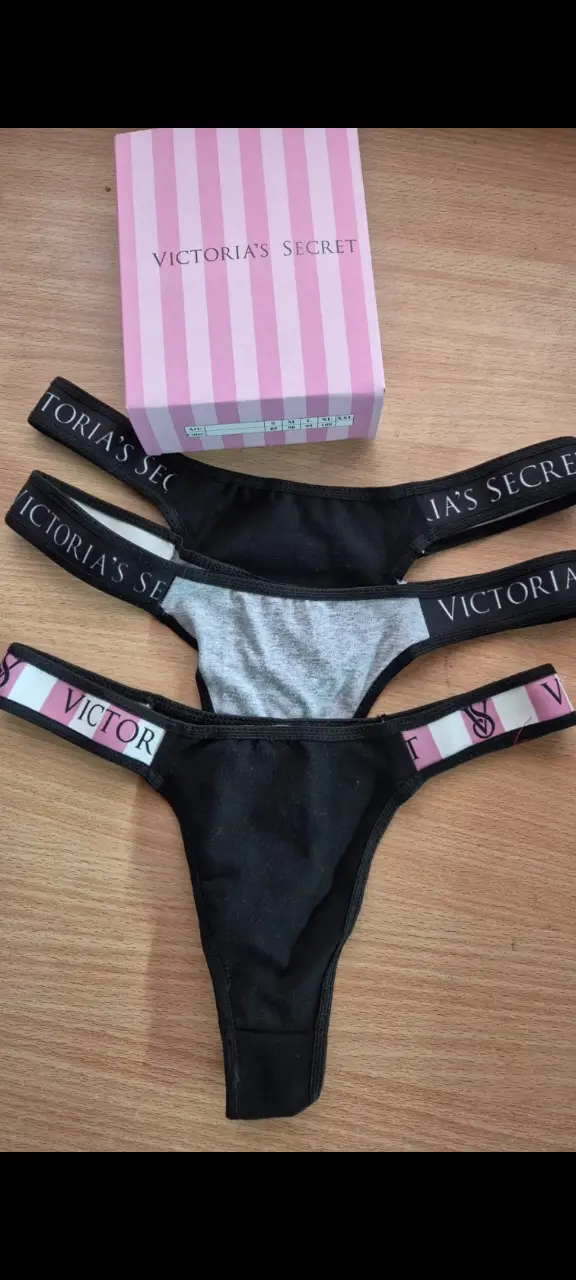 Pack de bombachas Victoria's Secret, estilo colaless, con cintura elastizada con el logo de la marca. Incluye tres unidades. Talle único 