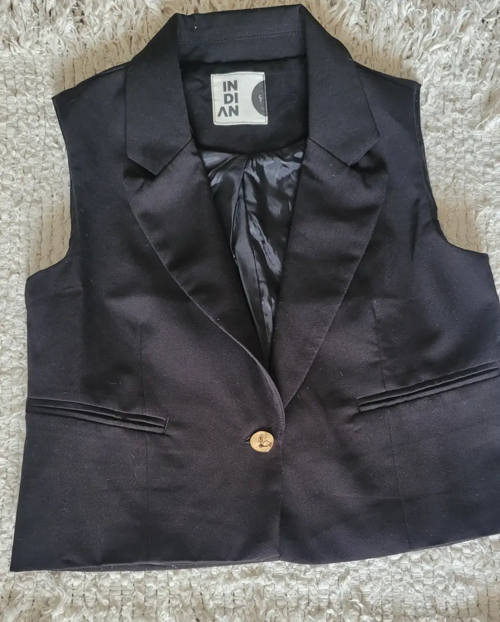 Chaleco sastrero negro de la marca Indian, con un solo botón dorado. Ideal para un look elegante y moderno.