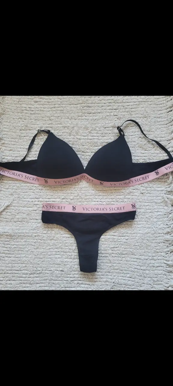 Conjunto de lencería Victoria's Secret, incluye corpiño triangular y bombacha less a juego. Ideal para un look cómodo y sensual. Talles del 85 al 95