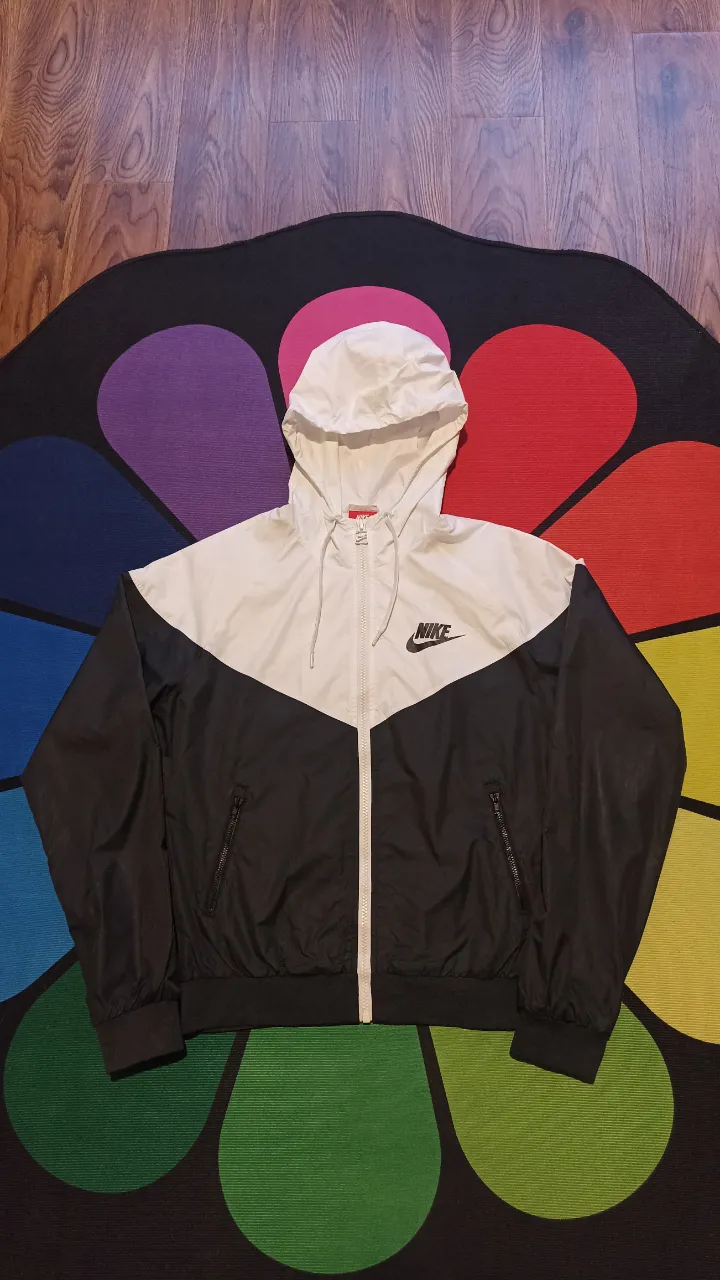 Campera Nike windrunner
Talle L mujer 
Medidas:
Ancho axila 50cm
Largo 58cm
Excelente estado 