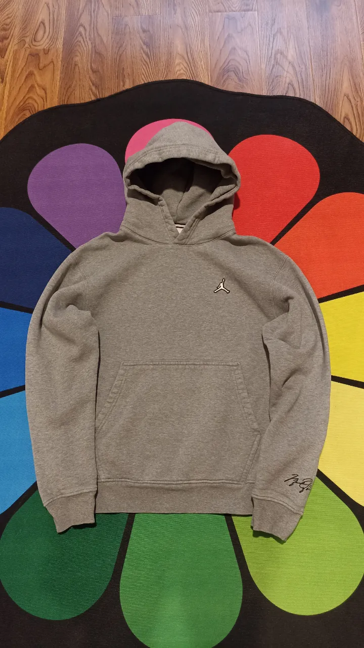 Hoodie Jordan essential 
Talle S hombre
Medidas:
Ancho axila 50cm
Largo 64cm 
Excelente estado, sin cortes ni quemaduras. 
Detalle mínimo le cortaron la etiqueta principal, pero tiene completa la del costado.