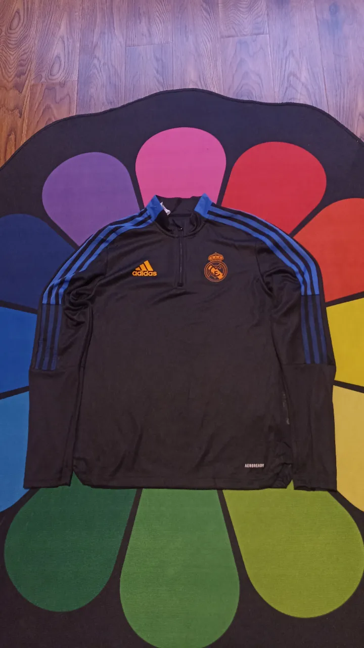 Sudadera Adidas Real Madrid entretenimiento 
Talle L juvenil pero da tranquilamente para un talle XS hombre 
Medidas:
Ancho axila 48cm
Largo 62cm
Excelente estado 