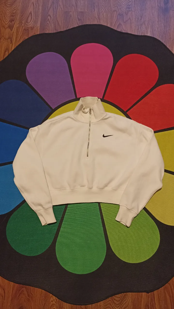 Sudadera crop Nike
Talle XS oversize mujer
Medidas:
Ancho axila 52cm 
Largo 45cm
Buen estado 
Algunas pelotitas y una manchita q no se ve a simple vista. Nada grave. 