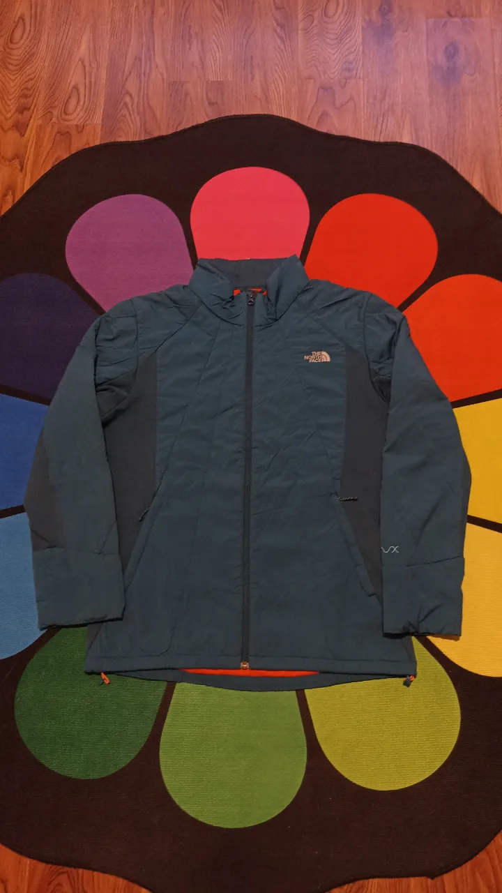 Campera the north face VX
Talle L hombre 
Medidas:
Ancho axila 56cm 
Largo 67cm
Largo espalda 70cm
Excelente estado 