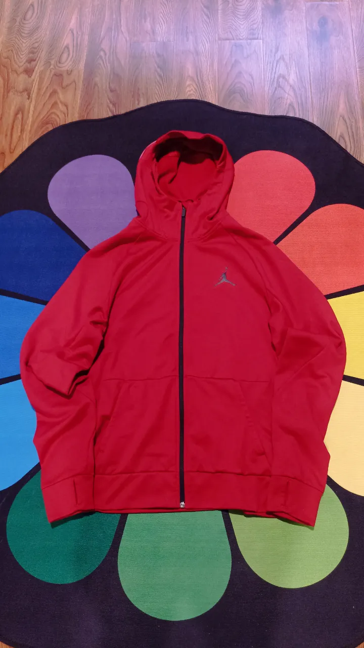 Campera Nike Air Jordan Alpha Therma 
Talle L hombre 
Medidas:
Ancho axila 56cm 
Largo 68cm
Excelente estado, sin cortes ni quemaduras. 
Detalle mínimo en la última foto. No se nota a simple vista.
Tiene el logo elephant print y puños para meter el pulgar. 