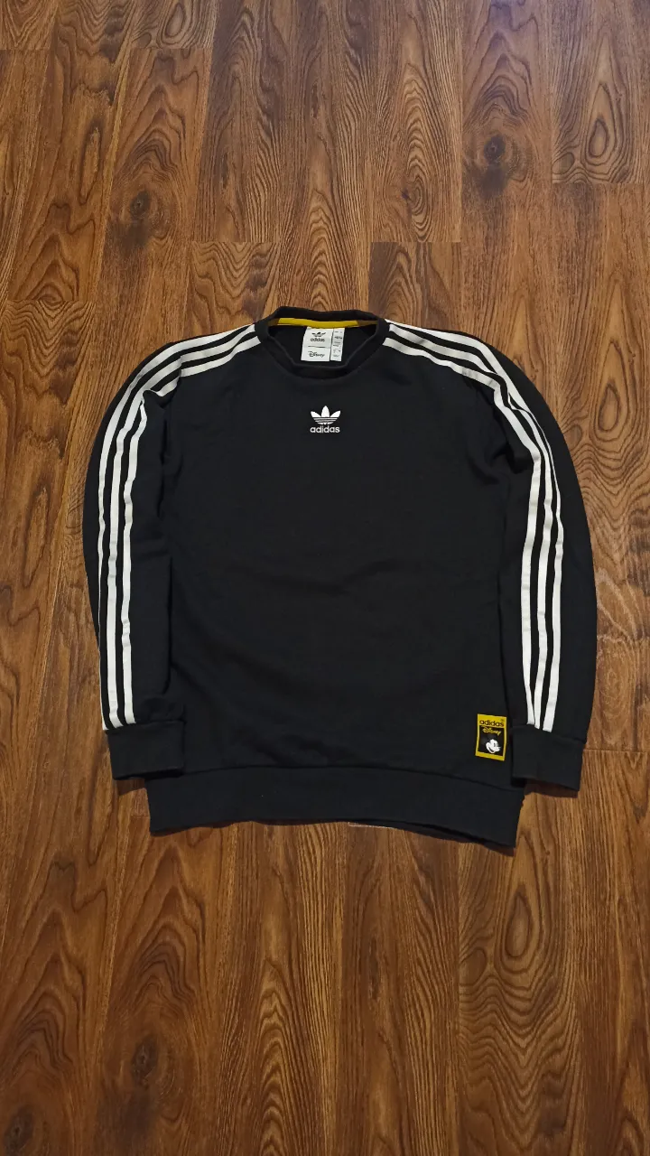 Sudadera Adidas X Disney edición limitada 
Talle S hombre 
Medidas:
Ancho axila 52cm
Largo 66cm 
Excelente estado