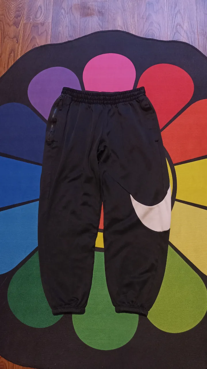 Jogging Nike Big logo dri-fit 
Talle L hombre 
Medidas:
Cintura normal 34cm
Cintura estirada máximo 46cm.
Largo 88cm..
Excelente estado 