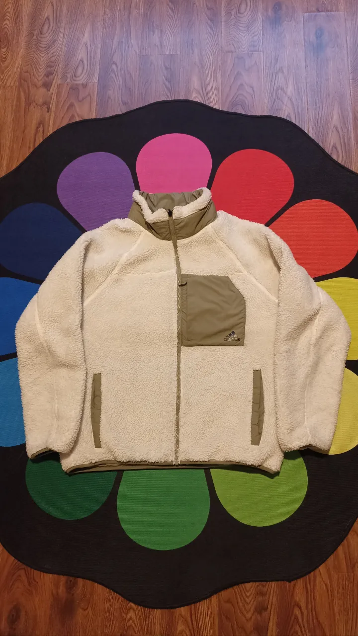 Campera Adidas sherpa doble cara 
Talle XXXL hombre pero da mejor para un talle XXL. 
Medidas:
Ancho axila 62cm
Largo 68cm 
Excelente estado