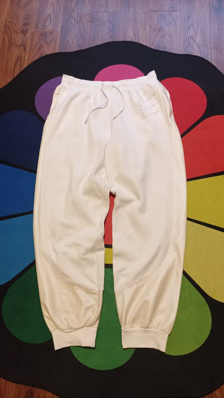 Jogging Nike NSW graphic fleece 
Talle M mujer oversize, pero da mejor tranquilamente para un talle L hombre 
Medidas:
Cintura normal 38cm 
Cintura estirada máximo 50cm.
Largo 104cm..
Excelente estado sin cortes ni quemaduras. 
Minimo manchita en la última foto. Esta en la parte interior de la cintura. X ende no se ve de frente. 