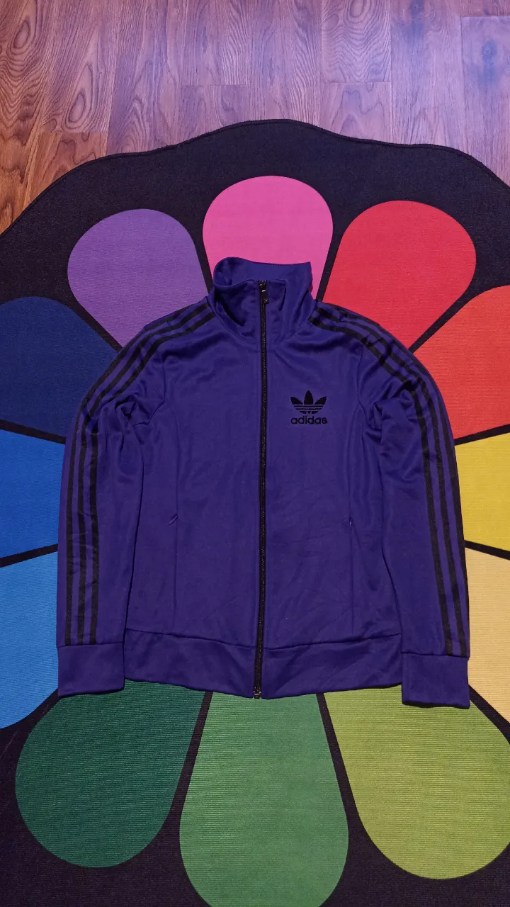 Campera Adidas adicolor trefoil 
Talle S mujer 
Medidas:
Ancho axila 44cm
Largo 62cm
Excelente estado 