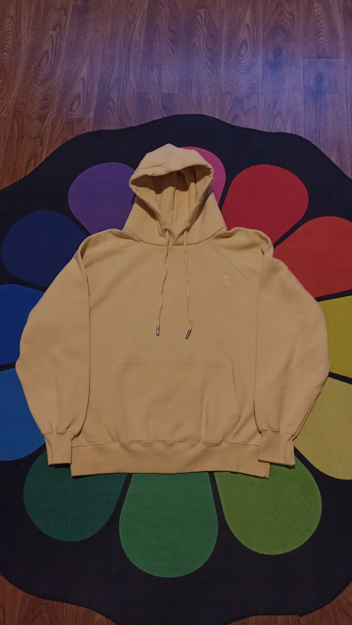 Hoodie AMI paris 
Talle L amplio hombre 
Medidas:
Ancho axila 58cm
Largo 62cm
Excelente estado 