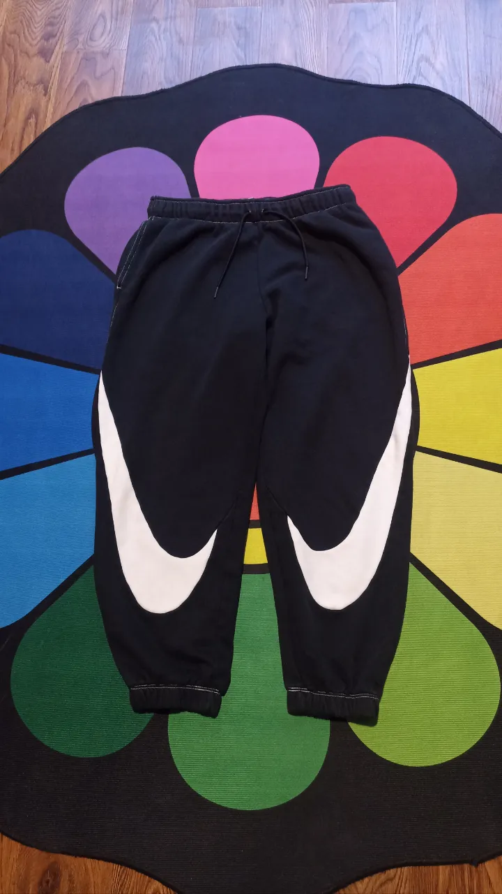 Jogging Nike double swoosh 
Talle M oversize mujer pero da hasta M de hombre. 
Medidas:
Cintura normal 36cm 
Cintura estirada máximo 46cm. 
Largo 86cm..
Buen estado sin cortes ni quemaduras. 
Color negro 9/10
