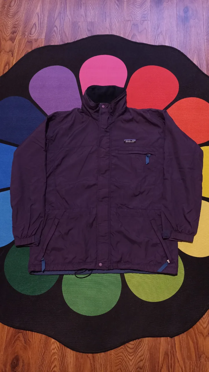 Campera Patagonia vintage 
Talle M oversize mujer pero da hasta un talle XL hombre. 
Medidas:
Ancho axila 66cm
Largo 70cm
Excelente estado sin cortes ni quemaduras. 
Capucha escondible. 
Detalle se gasto un poco su engomado interno de la capucha. 