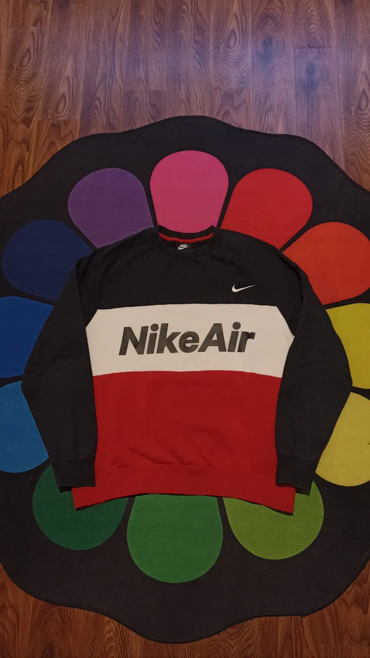 Sudadera Nike Air fleece 
Talle XXL hombre 
Medidas:
Ancho axila 66cm
Largo 66cm 
Excelente estado sin cortes ni quemaduras. 
Color 9.5/10..
