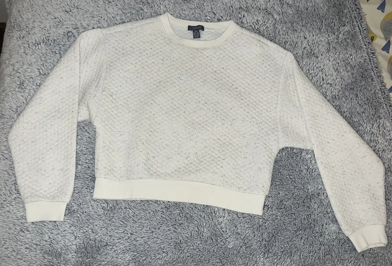 Buzo de cuello redondo para mujer, de color blanco con detalles multicolores. De la marca Primark, talle XS. Ideal para un look casual y cómodo.