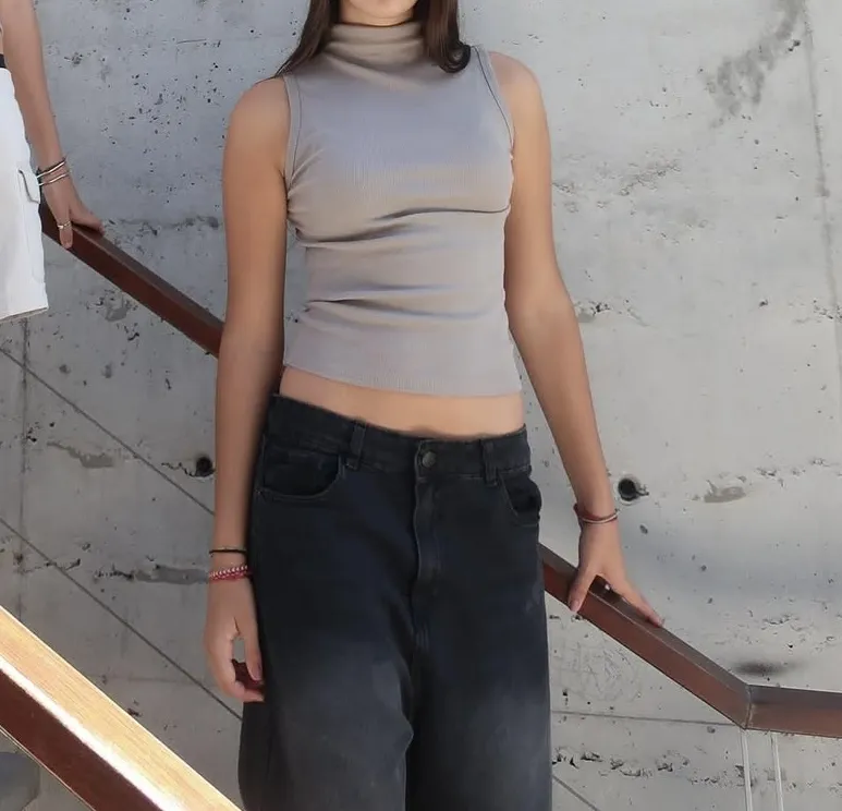 Top de mujer, musculosa, con cuello alto y corte crop. Ideal para un look casual y moderno. Confeccionado en tela suave y cómoda.