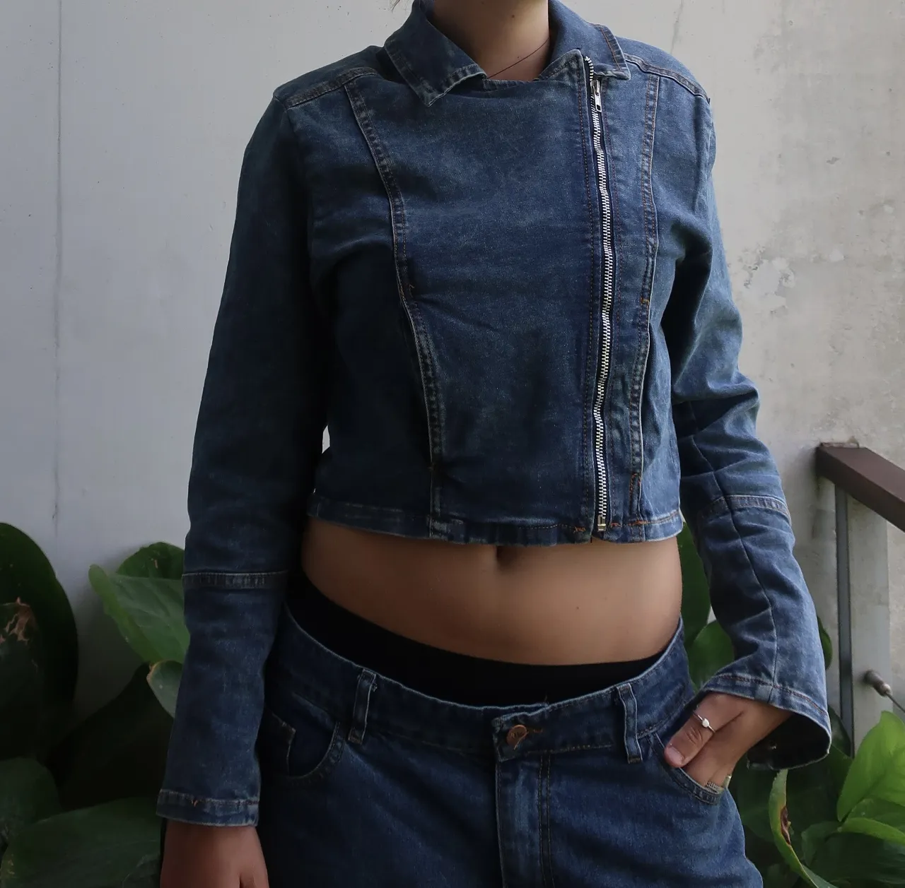 Campera de jean corta, con cierre asimétrico y detalles de costura. Ideal para un look moderno y canchero.