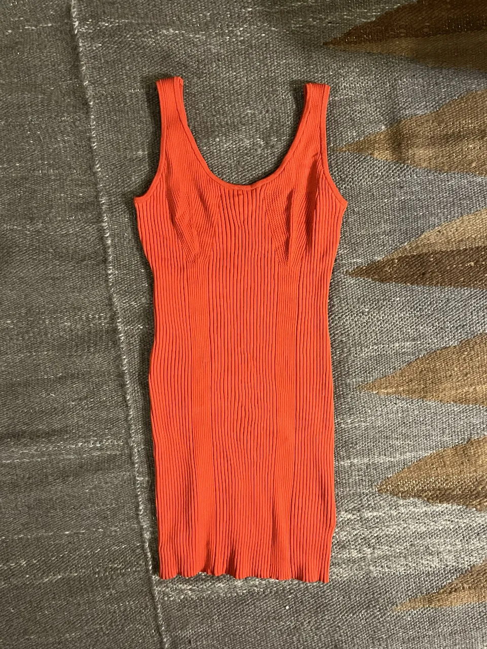 Vestido mini de punto acanalado en color naranja. Ideal para un look casual y moderno. Talle XL.