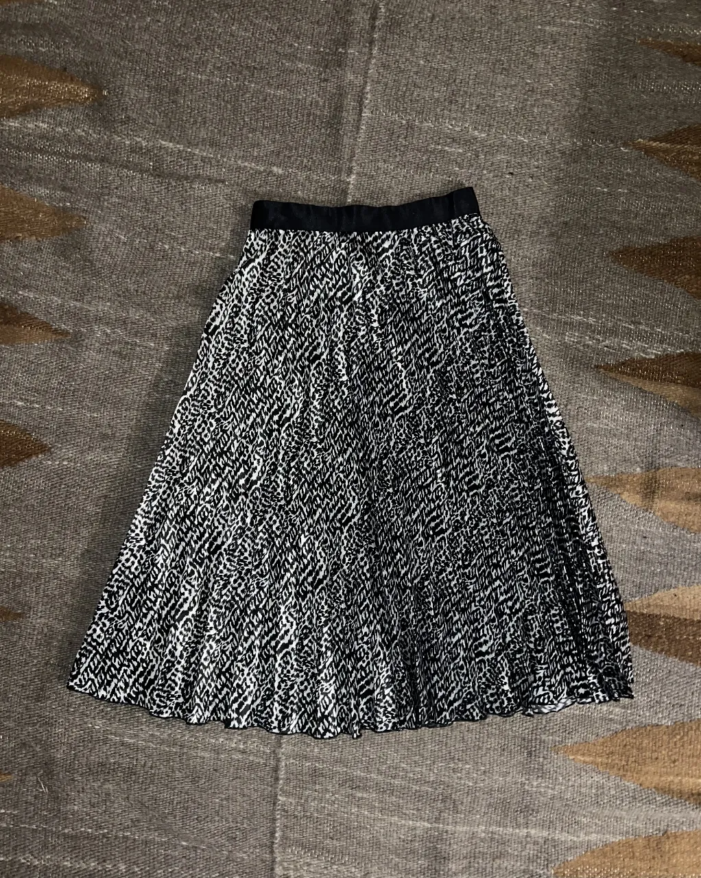 Pollera larga con estampado animal print en blanco y negro. Ideal para un look moderno y versátil.