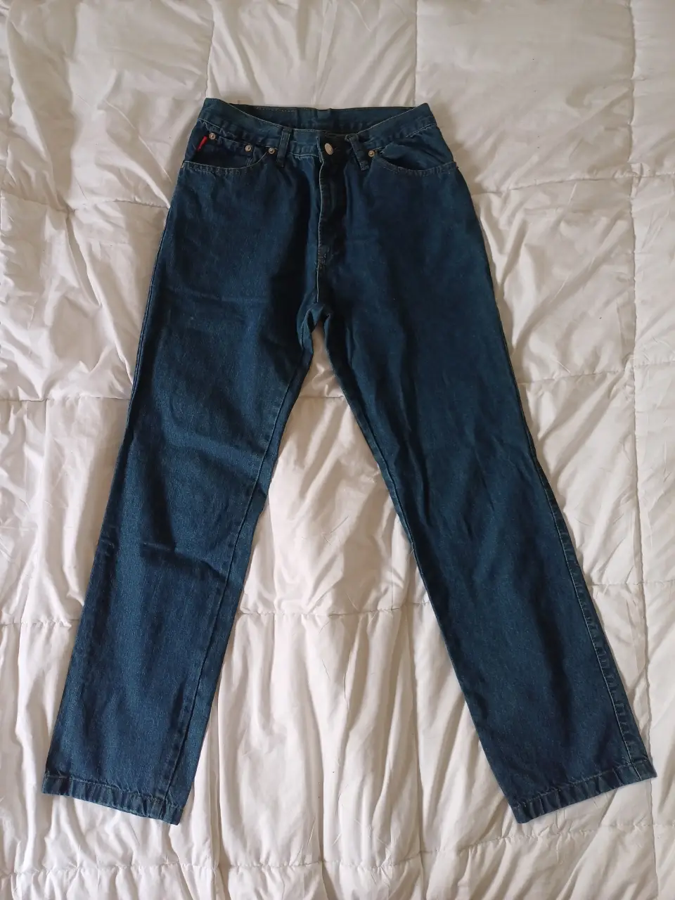 Jeans rectos de mujer, de color azul oscuro con toques verdes. Tiro medio/alto.