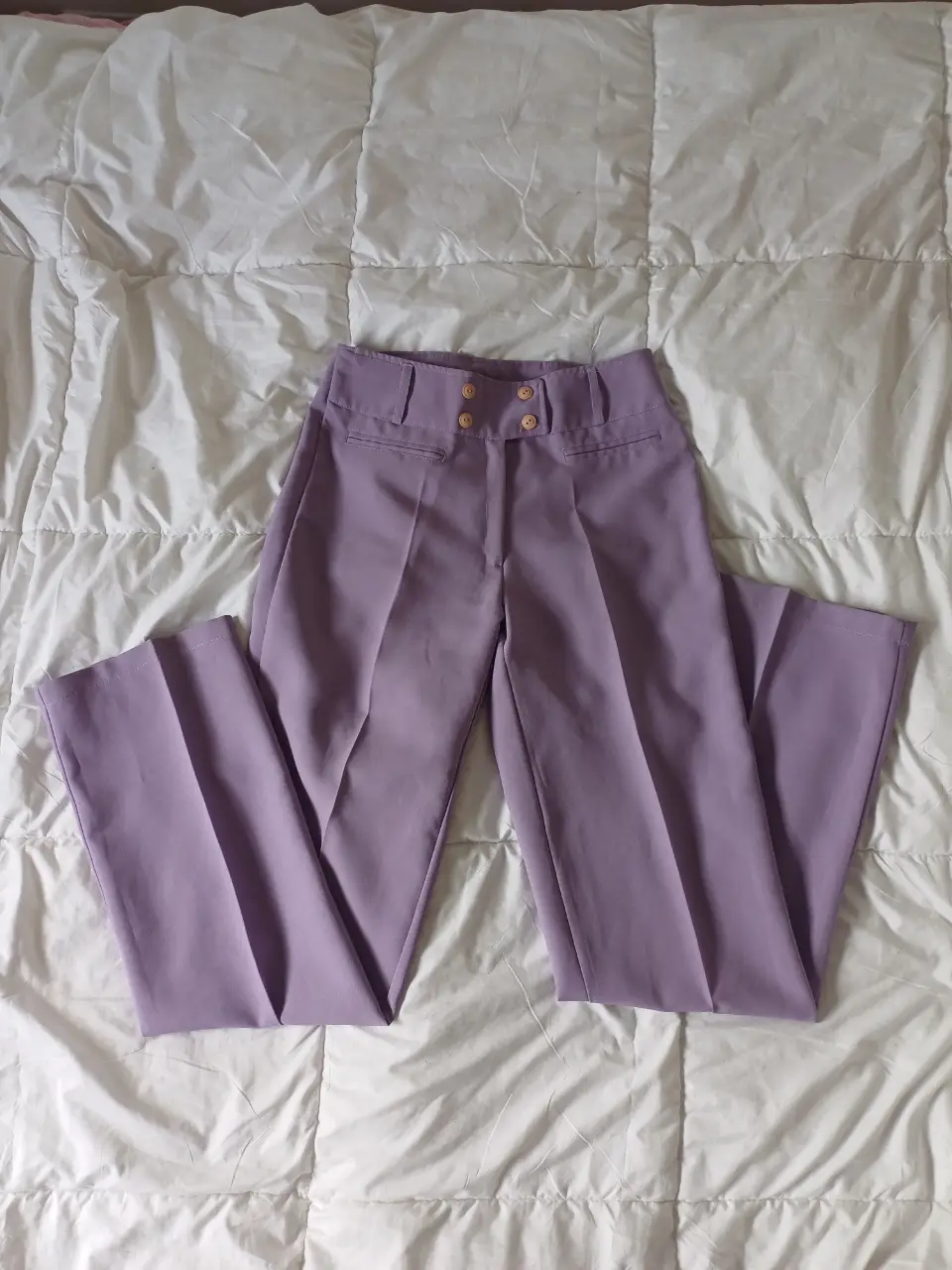 Pantalón sastrero de mujer, tiro medio, color lila. 