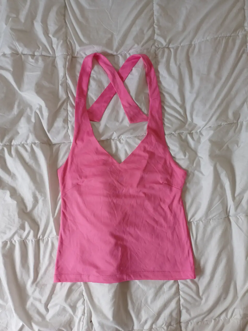 Top halter rosa, ideal para un look Y2K.