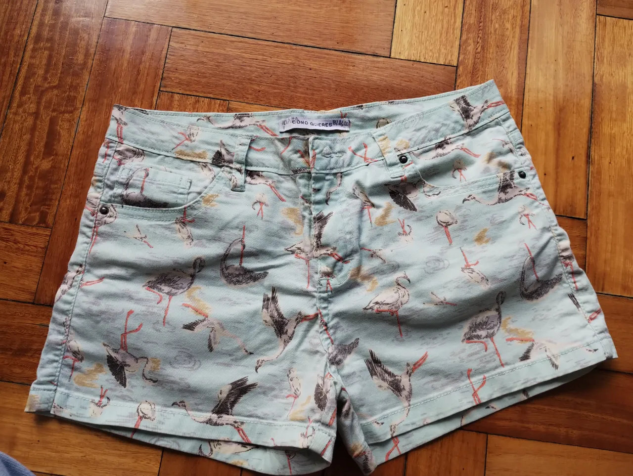 Short de jean de mujer con estampado de aves. Tiro medio, ideal para el verano. Perfecto para un look casual y fresco.