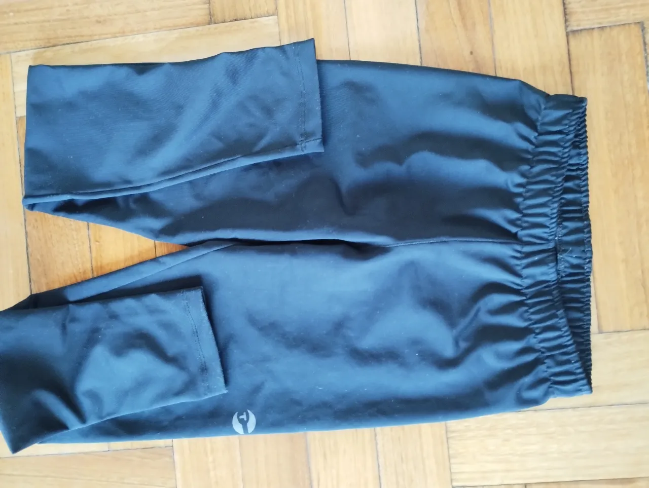 Calza deportiva negra térmica ideal para actividades físicas. Unisex