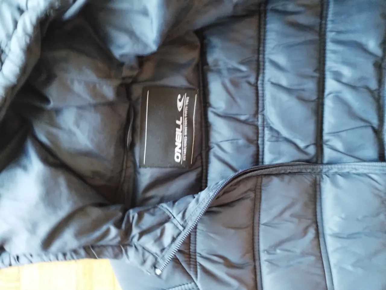 Campera de O'Neill azul oscuro, ideal para el cole. Con capucha y cierre, perfecta para actividades al aire libre. Muy buena calidad! y muy abrigada 