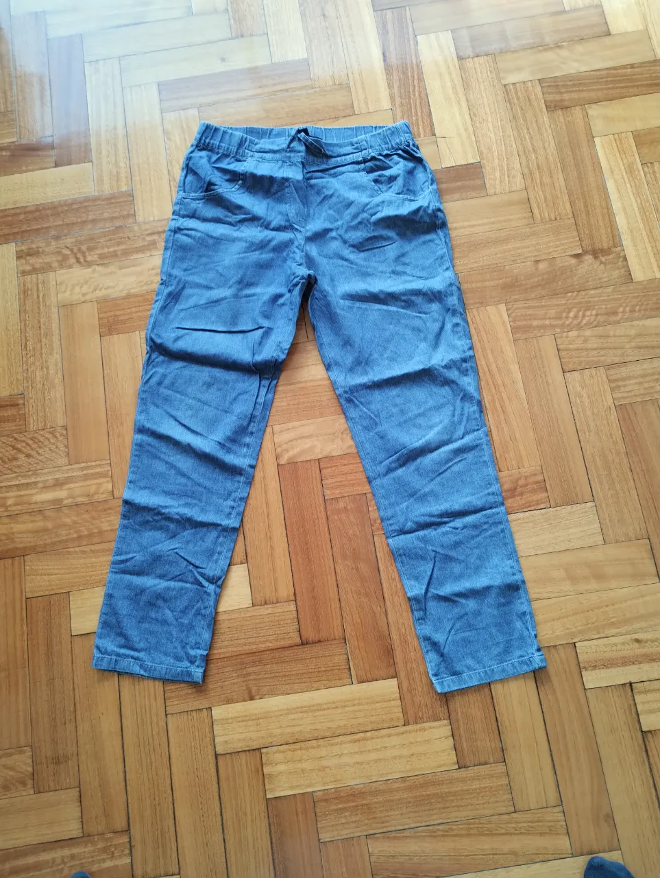 Pantalón de jean azul para niña corte recto, ideal para un look casual, cómodo y muy fresco 