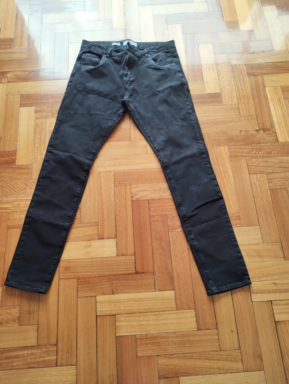 Jeans rectos de hombre, color negro. Un clásico para cualquier ocasión, ideal para un look casual y para cumples de 15