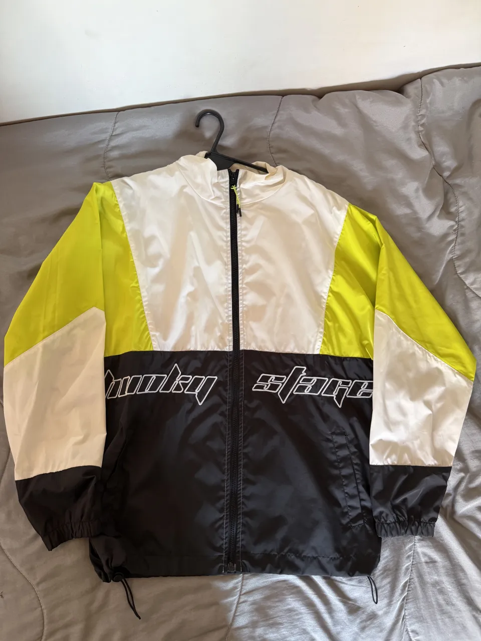 Campera rompevientos súper canchera, ideal para los días frescos. Diseño moderno con bloques de color y estampa llamativa en el frente. Perfecta para darle un toque urbano a tu look.