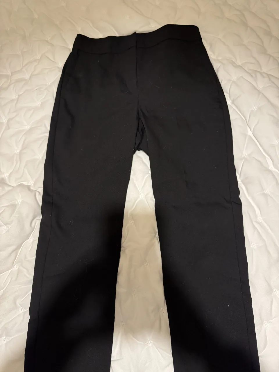 Pantalón sastrero negro de mujer, de la marca Zara. Talle S. Ideal para un look formal o de trabajo.