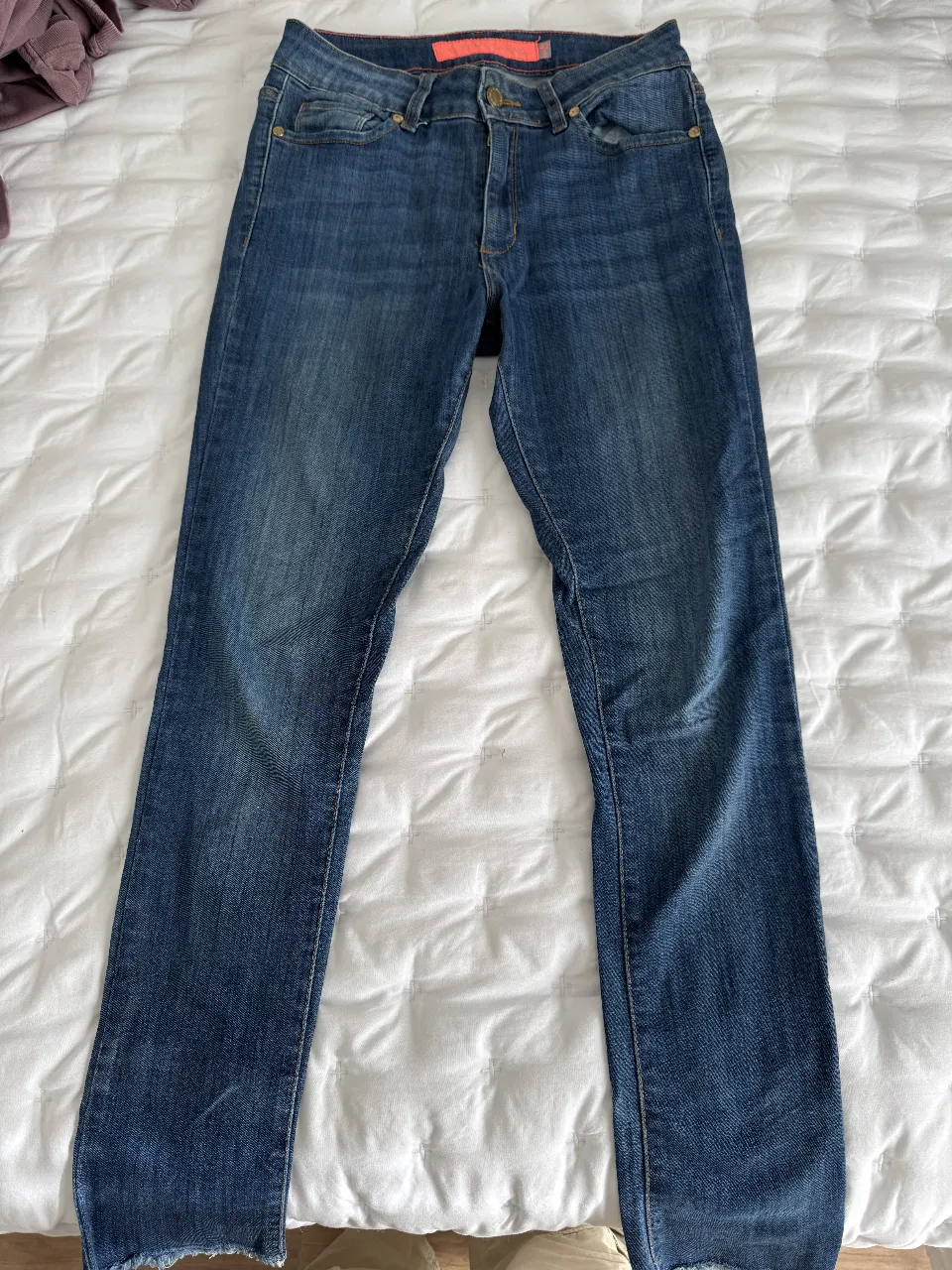 Jeans de mujer, corte recto, color azul. Un clásico para cualquier ocasión.