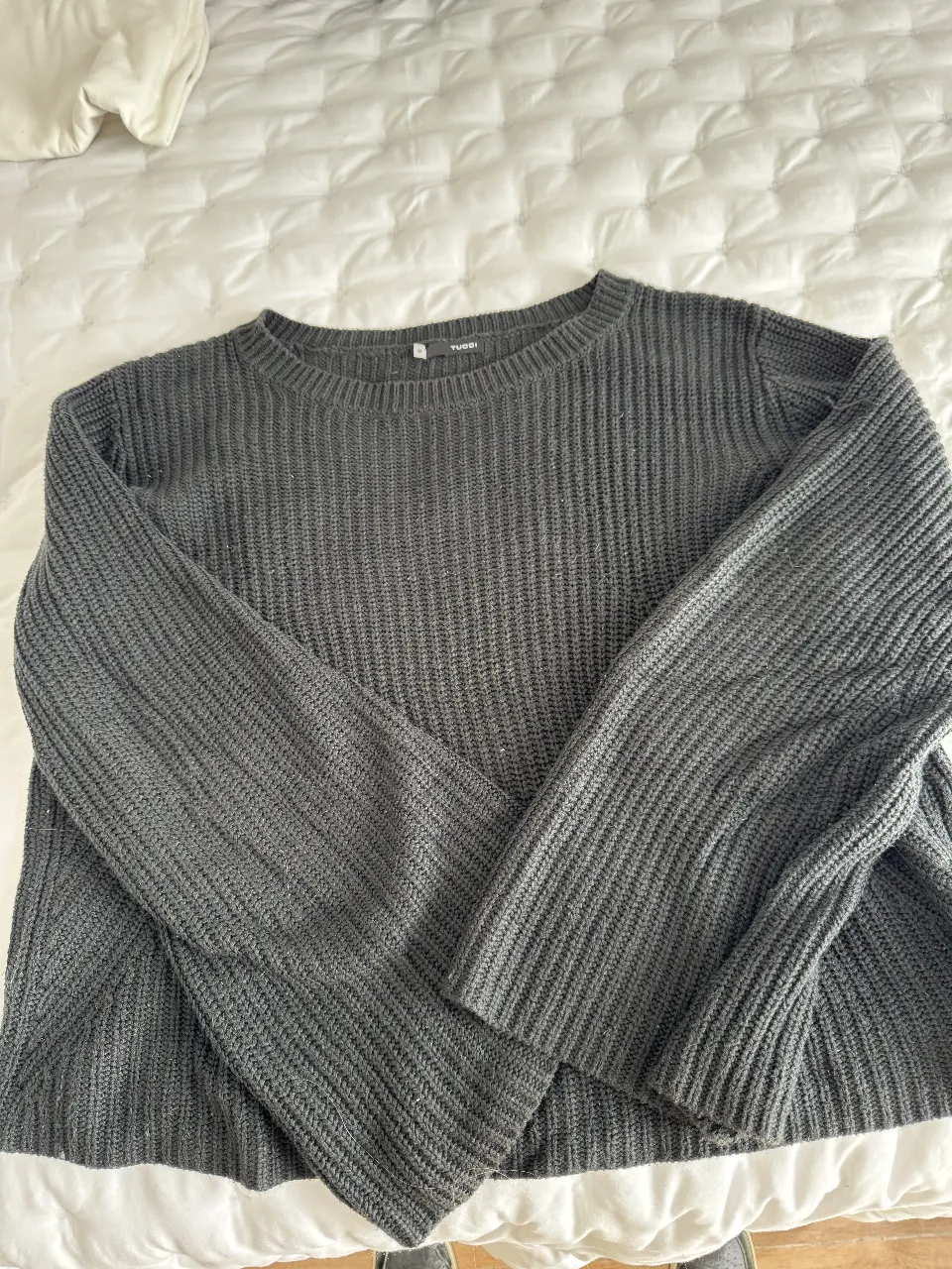 Sweater largo de punto grueso en color negro. Ideal para un look casual y abrigado. Perfecto para combinar con jeans o leggings.