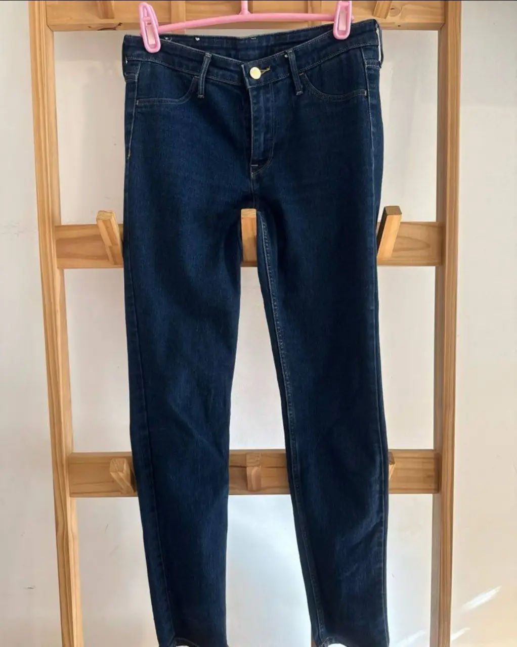 Jeans Skinny Ankle de mujer, color azul oscuro, talle 28. Marca H&M & Denim. Tiro alto, corte ajustado y largo por los tobillos. Ideal para un look casual y moderno.