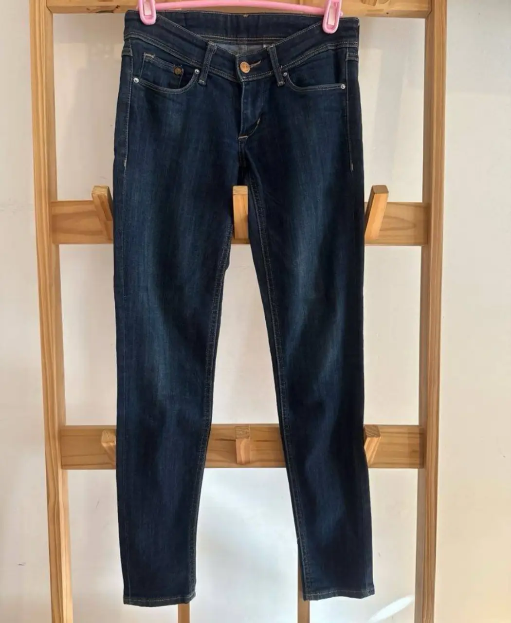 Jeans de mujer, corte recto, color azul oscuro. Ideal para un look casual y versátil.