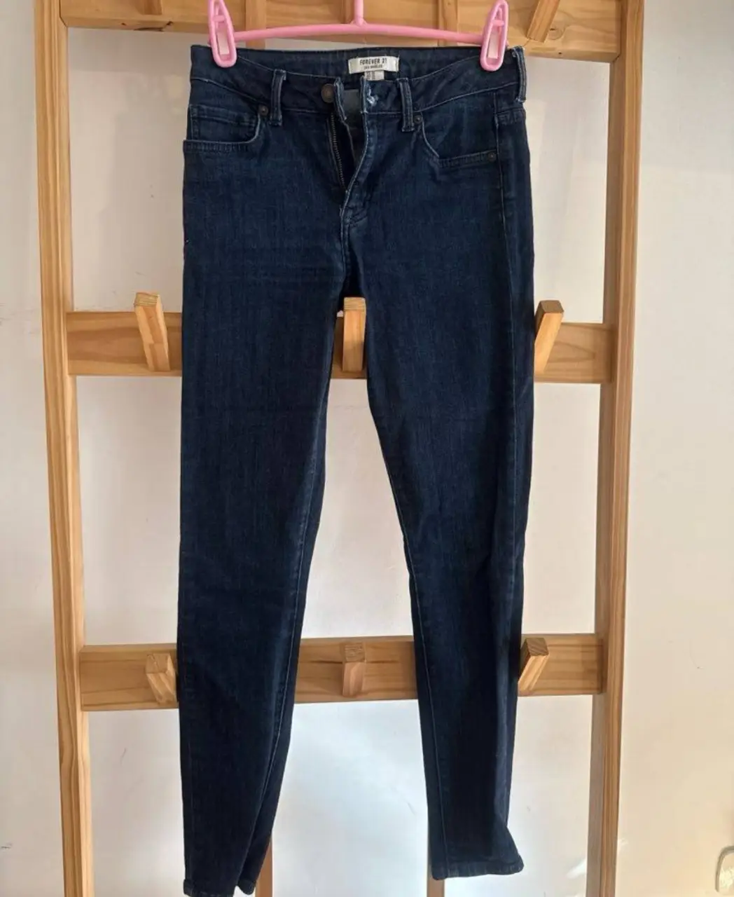 Jeans de mujer Forever 21, tiro medio, corte recto, color azul oscuro. Talle 26 US. Ideal para un look casual y versátil.