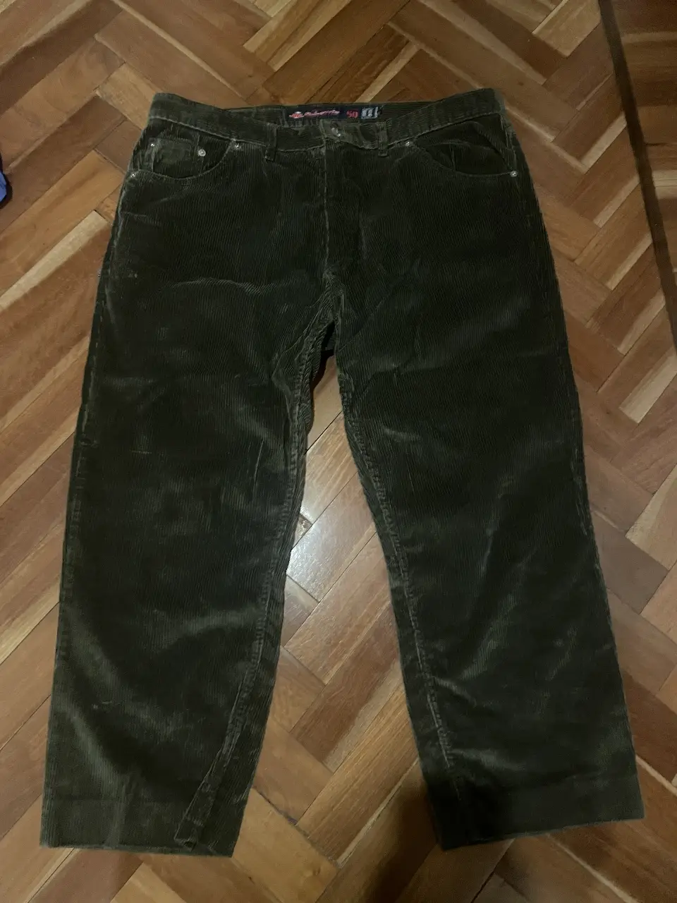 Pantalón de hombre de corderoy verde oscuro, corte recto. Ideal para un look casual y cómodo.  Marca Robert Lewis