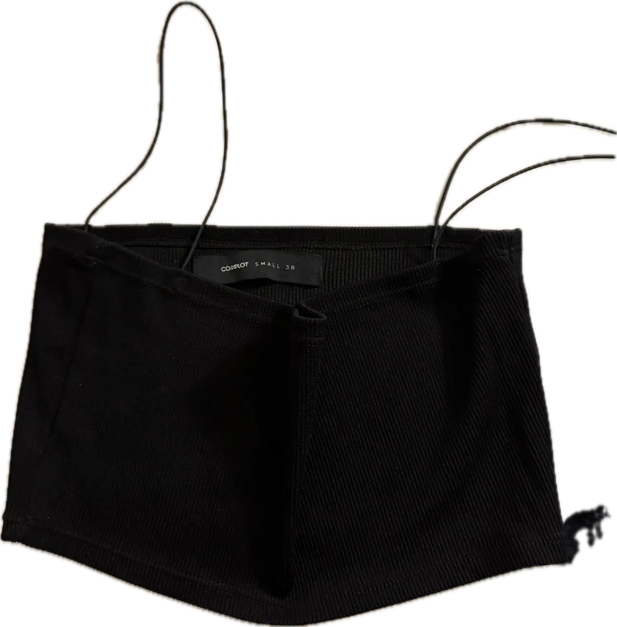 Top negro con tiras finas y diseño moderno. Ideal para combinar con diferentes outfits.
