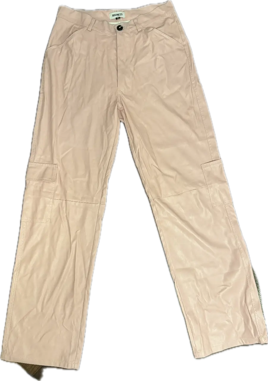 Pantalón cargo de cuero sintético en color rosa. Tiro alto, con bolsillos laterales y detalle de costuras. Ideal para un look casual y moderno.
