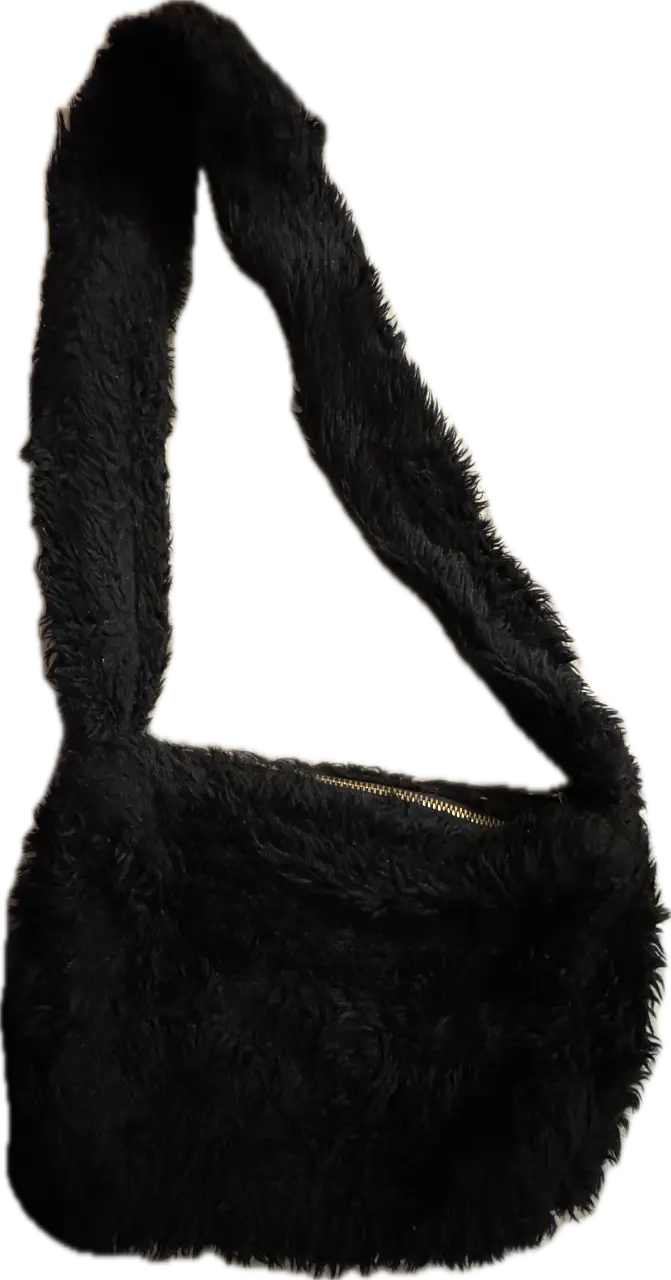 Cartera de hombro de peluche negro, ideal para un look moderno y canchero. Con cierre.