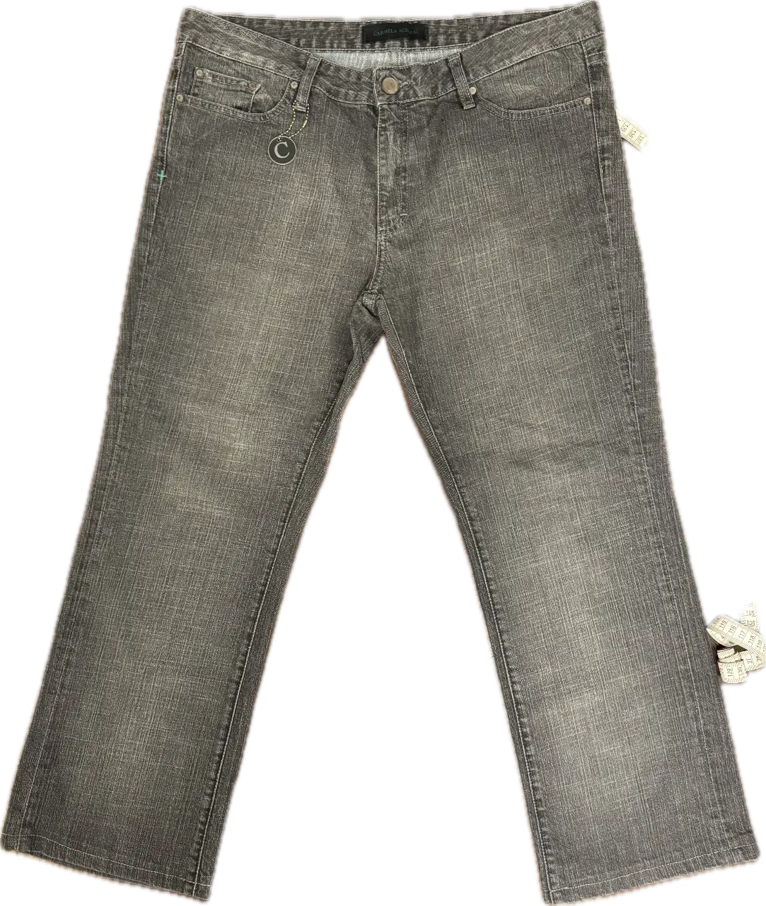 Jeans rectos de mujet, color gris, con un calce clásico y versátil. Ideal para un look casual y cómodo.