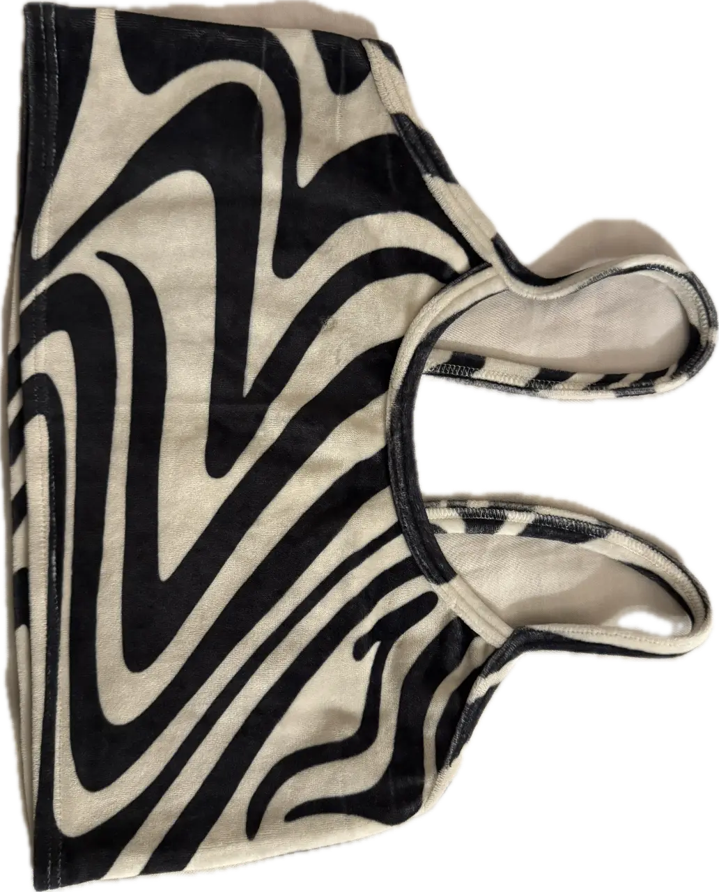 Top de mujer con estampado de cebra en blanco y negro. Ideal para un look Y2K o Rave. Musculosa con diseño moderno y audaz.
