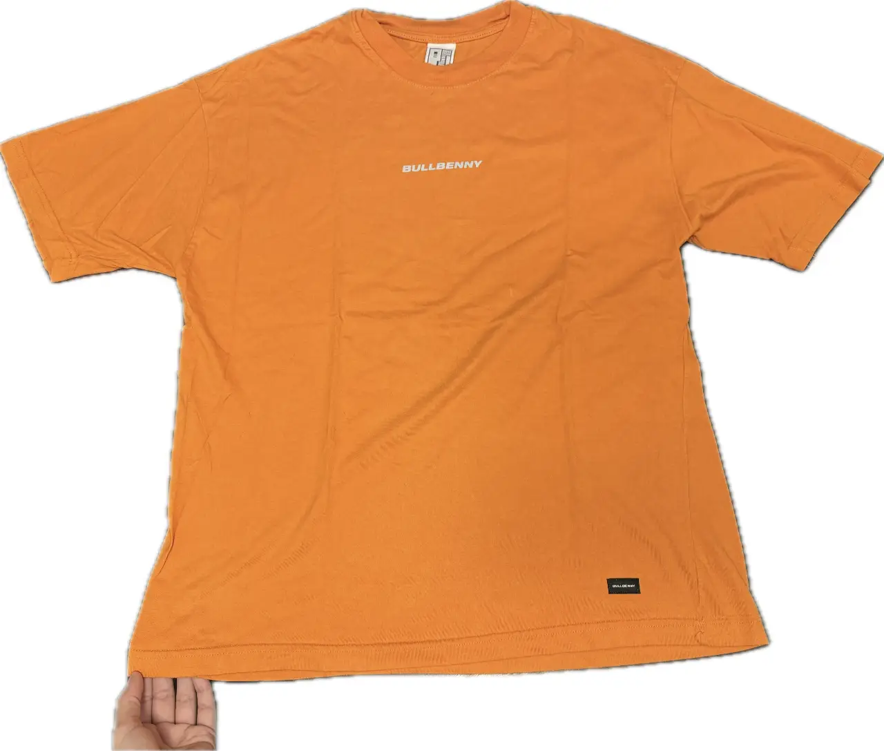 Remera naranja con estampado "BULLBENNY" en el pecho. Corte clásico, ideal para un look casual y cómodo.